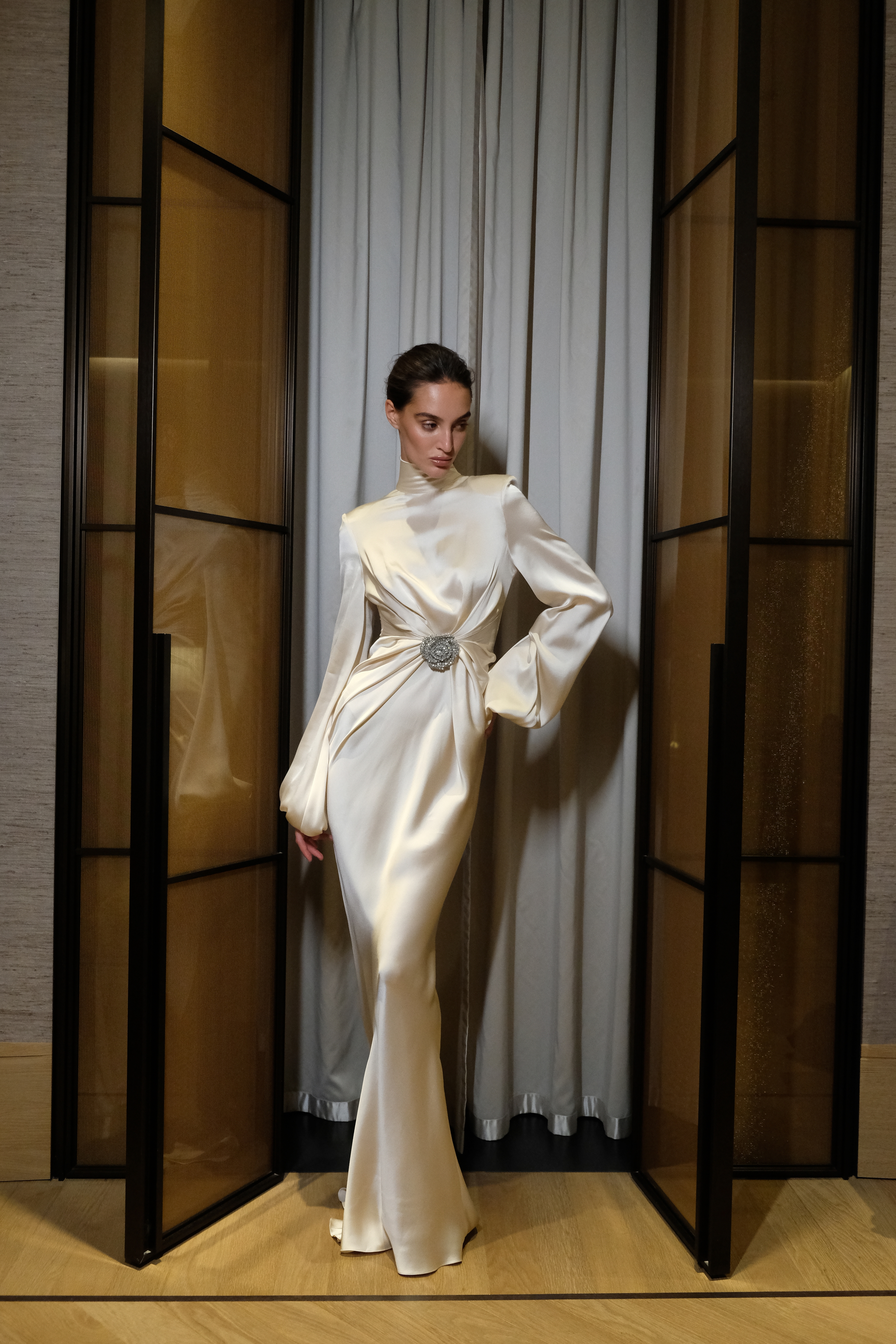 Платье с закрытым декольте и драпировкой