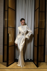 Платье с закрытым декольте и драпировкой