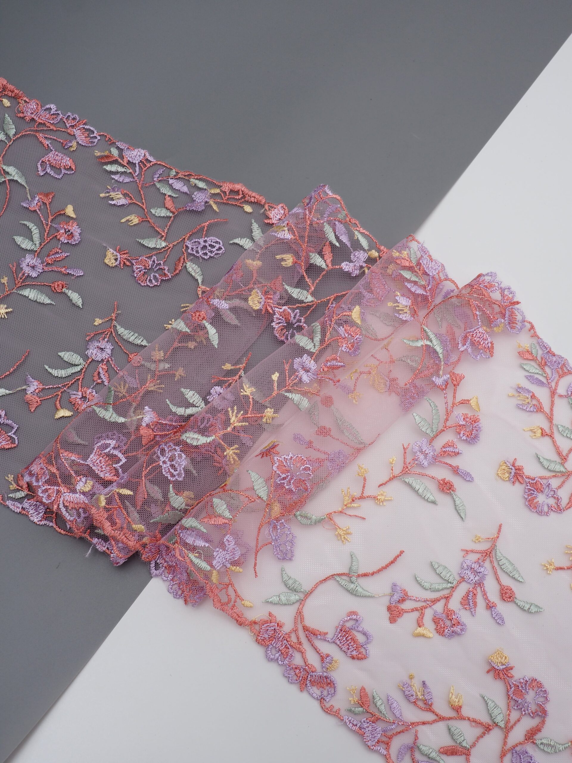 Вышивка на сетке светло-розовая с мультиколор неэластичная ширина 22 см