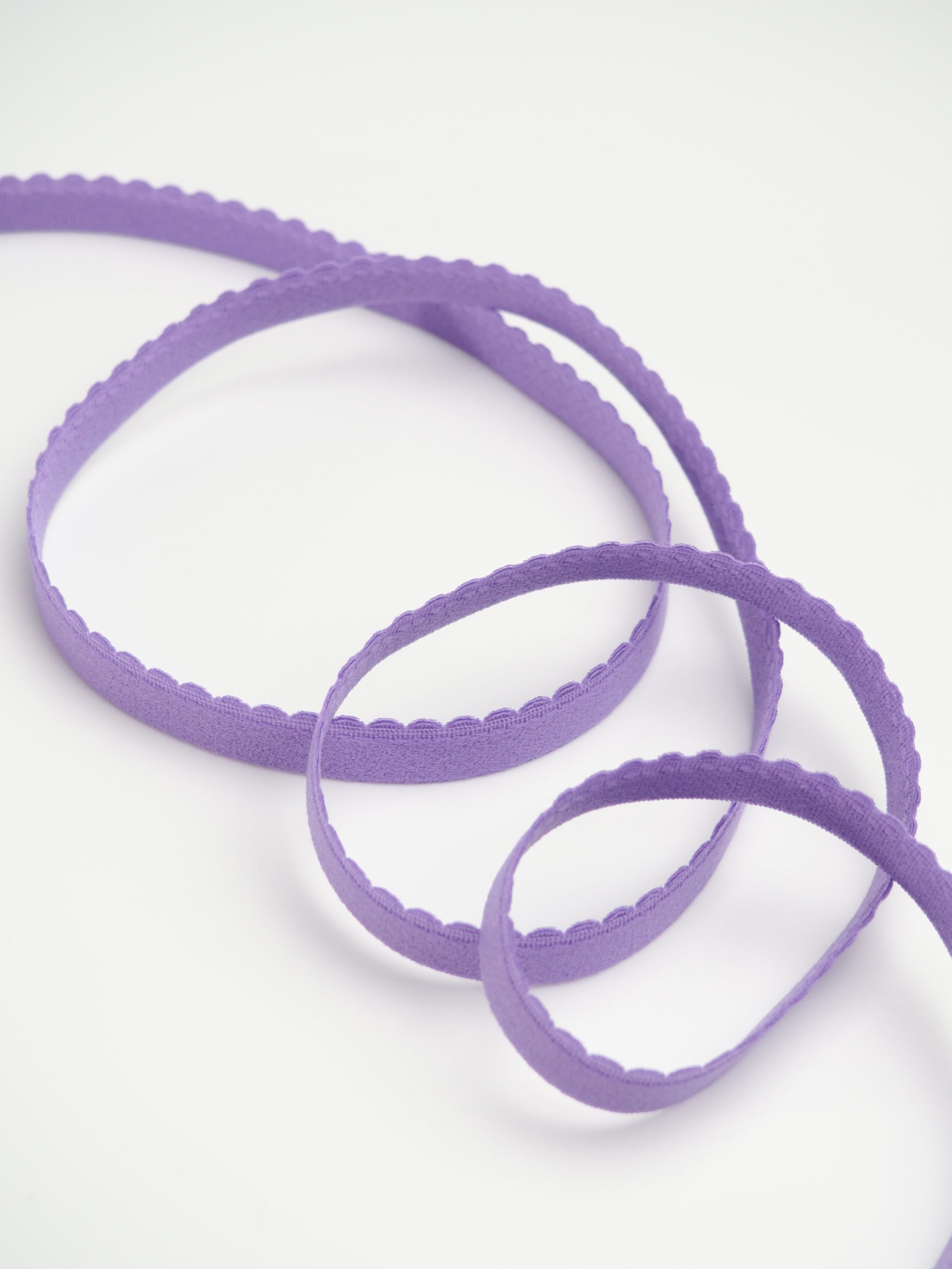 Резинка отделочная яркая лаванда ажурная ширина 12 мм с учетом фестона