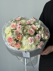 Букет из кустовых динтусов, кустовых роз, маттиолы и хризантемы