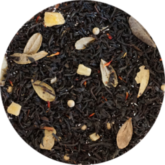 Черный цейлонский чай, ягоды и листья клюквы, цукаты манго, кристаллы сахара и белый перец.