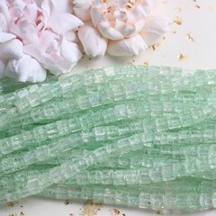 Сахарный кварц (имитация) кубик, мятный 6 мм, 1 нить, К027