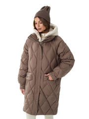 Удлиненный пуховик с контрастным капюшоном в цвете капучино