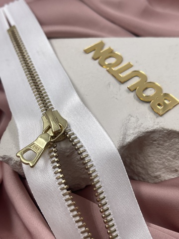 Молния металл Riri, золото, на атласной тесьме, 6 мм, цвет белый 2101