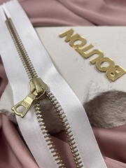 Молния металл Riri, золото, на атласной тесьме, 6 мм, цвет белый 2101