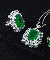 Колье в стиле Graff из серебра 925 с прямоугольной подвеской медальоном изумруд
