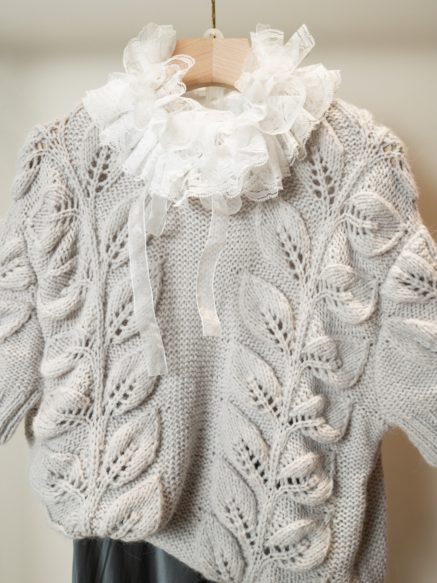 Присборенный воротничок из кружева