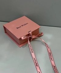 futlyar-korobka-podarochnaya-magnitnaya-s-lentochkoj-dlya-kolca-serezhek-broshi