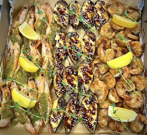 Сет из королевских креветок с соусом Песто, запечённых мидий, тигровых креветок в панцире