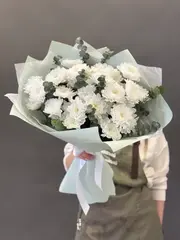 Букет Белые хризантемы с эвкалиптом
