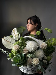 Авторская корзина цветов «Природная роскошь»