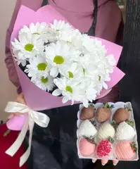 Комбо набор 18 (клубника в шоколаде 9 шт и букет хризантем)