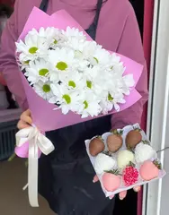 Комбо набор 18 (клубника в шоколаде 9 шт и букет хризантем)