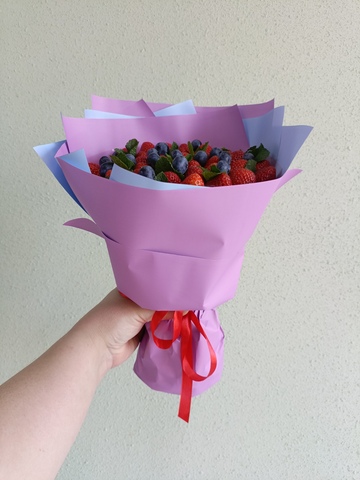 Ягодный букет из клубники и голубики