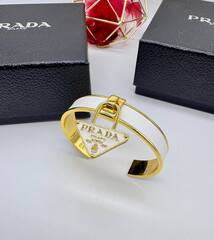 30654- Браслет жесткий PRADA кожаный с подвеской треугольник