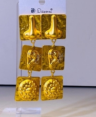 dlinnye-sergi-anatomi-v-stile-schiaparelli-s-podveskami-kvadratami