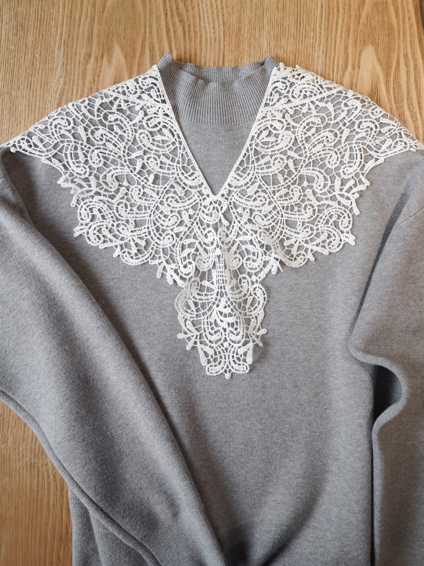 Кружевной воротничок с V-образным вырезом