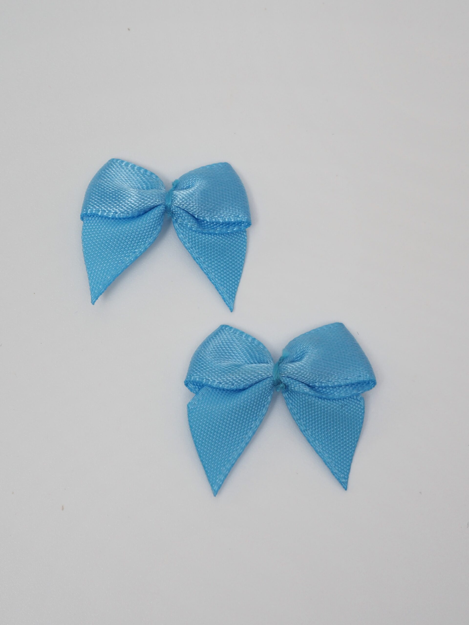 Бантик пришивной декоративный ярко-голубой 2 см