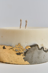 Свеча из бетона с золотой поталью, белая, Россия