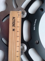 Диск тормозной передний на Yamaha  MT01 2005-2006 г.в., черный лепестковый