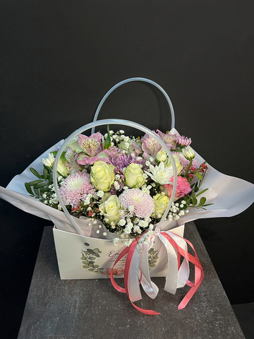 Букет с розами и альстромерией