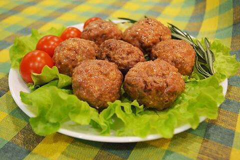 Фрикадельки из нерки в бульоне