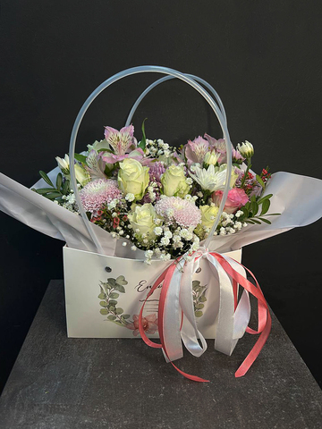 Букет с розами и альстромерией