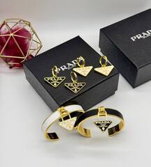 30654- Браслет жесткий PRADA кожаный с подвеской треугольник
