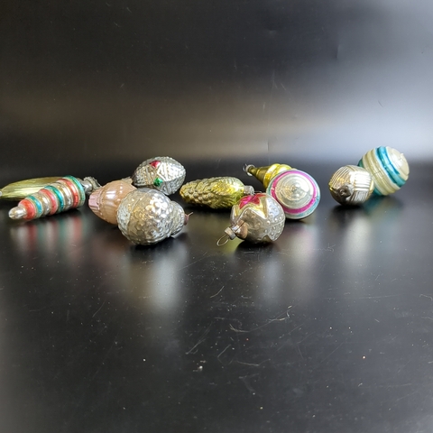 Ёлочные игрушки набор из 11 разных штук, стекло, подвесные, винтаж времён СССР 1960-1980 гг. Советские ёлочные игрушки и украшения. Состояние и комплектация на фото,  могут присутствовать незначительные неровности и сколы, закрытые металлическим подвесом (под подвесом).