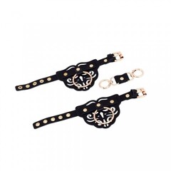 Наручники с клепками и золотой фурнитурой