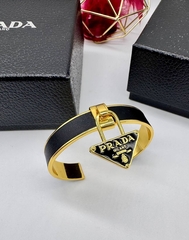 30654- Браслет жесткий PRADA кожаный с подвеской треугольник