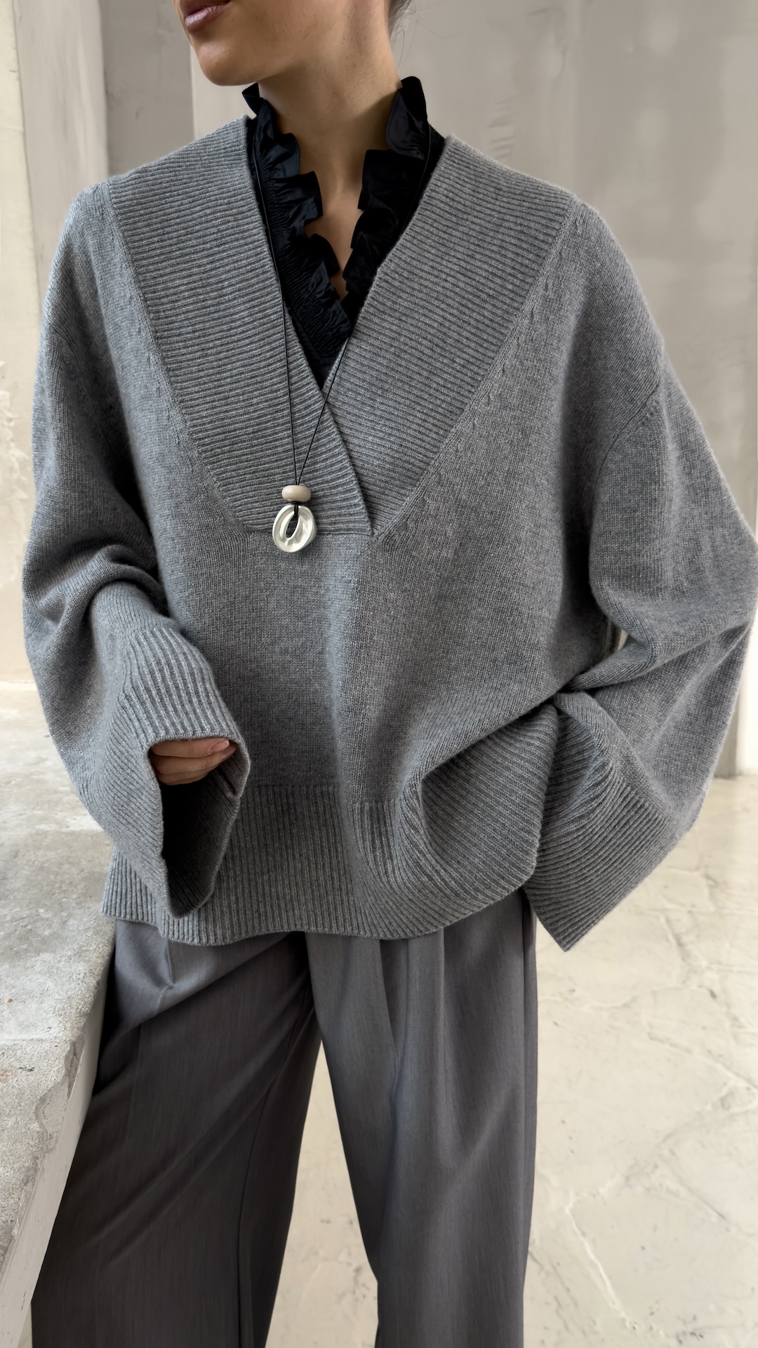 Свитер с V вырезом и широкими резинками PREMIUM QUALITY