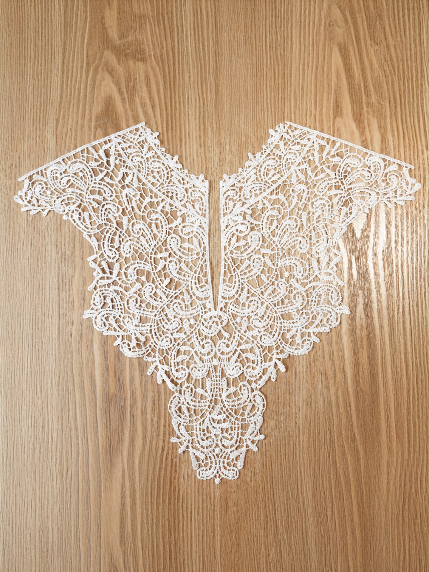 Кружевной воротничок с V-образным вырезом