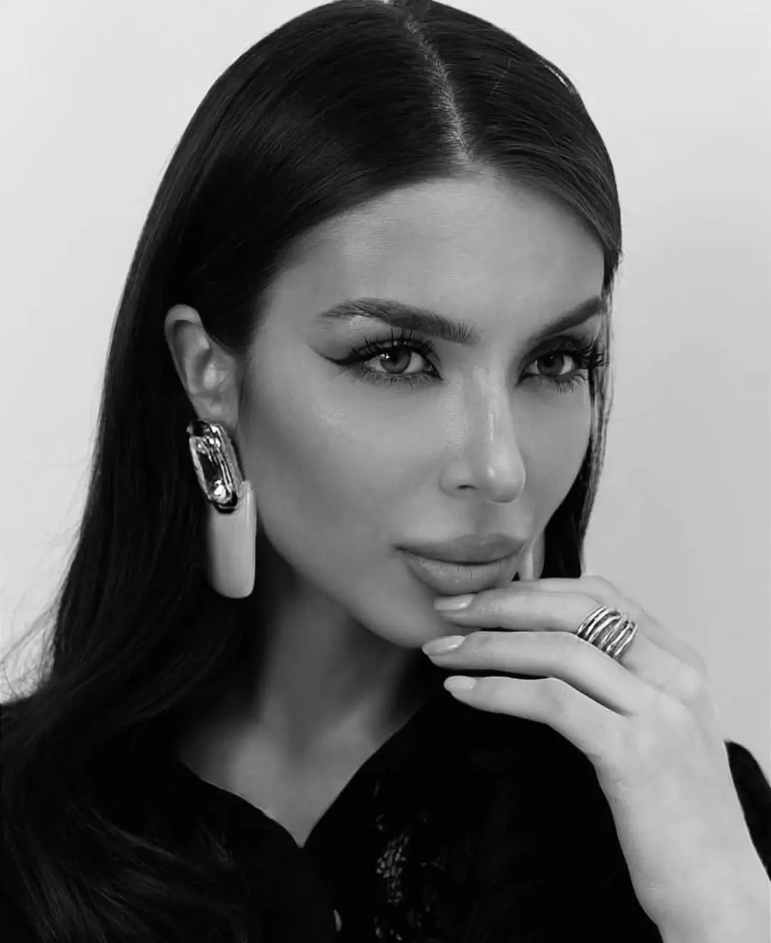 Серьги с камнем и молочным литьем