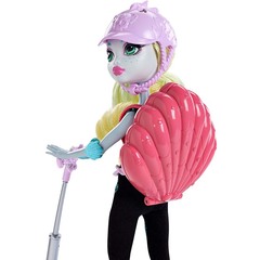 Лагуна Блю со скутером. Главные герои с аксессуарами