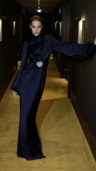 Платье с закрытым декольте и драпировкой