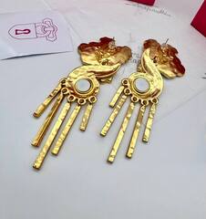 sergi-orhidei-dlinnye-style-schiaparelli-c-podveskami-kristallami