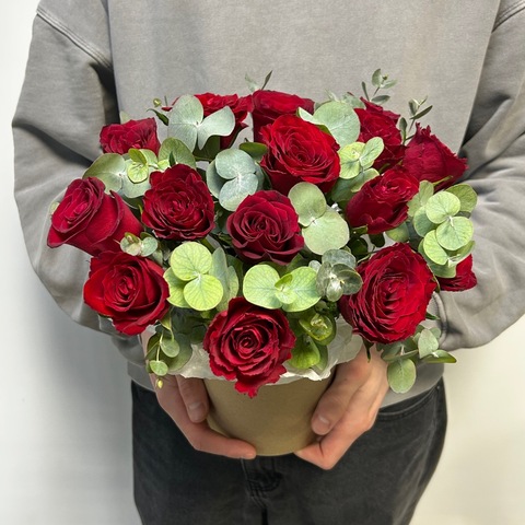 Композиция в коробке 25 красных роз ( Кения ) и эвкалипт