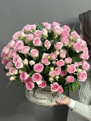 Композиция с розовыми кустовыми розами сорта "Динара"