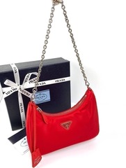 Нейлоновая сумка через плечо Prada Re-edition, красный