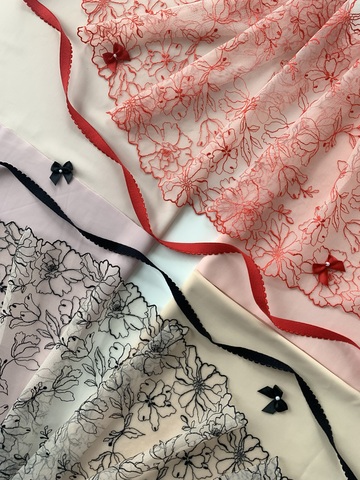 Вышивка на сетке молочная/красная 25 см