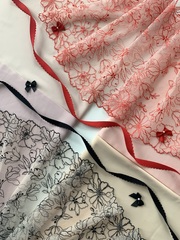 Вышивка на сетке молочная/красная 25 см