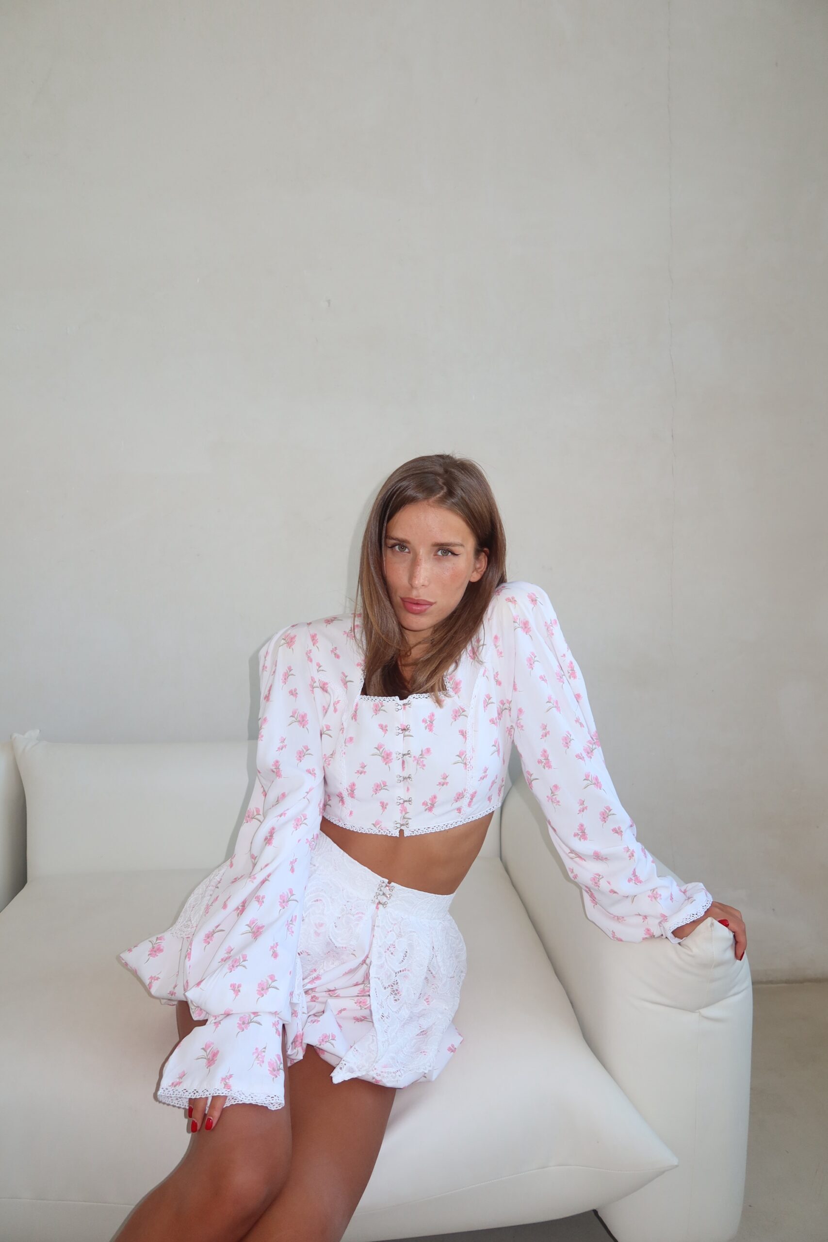 Укороченная блуза с розовым цветочным принтом