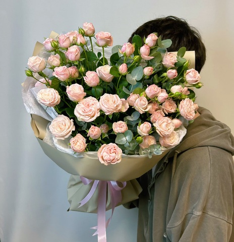 Букет из 15 кустовых пионовидных роз и эвкалипта в упаковке