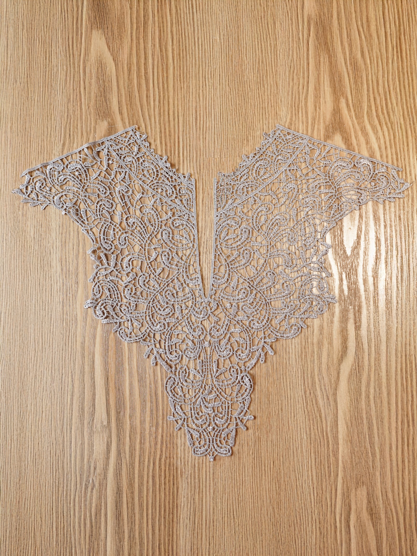 Кружевной воротничок с V-образным вырезом