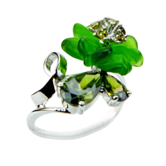 Кольцо с цветком из кварца и фианитами