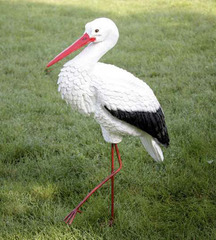 Аист на железных ногах с грудкой (полистоун)