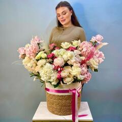 Корзина из ранункулюсов, гортензий и французских роз. Цветы в корзине 011 Chalet Green
