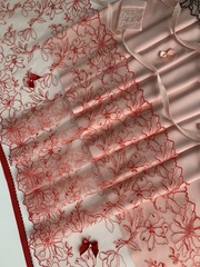 Вышивка на сетке молочная/красная 25 см